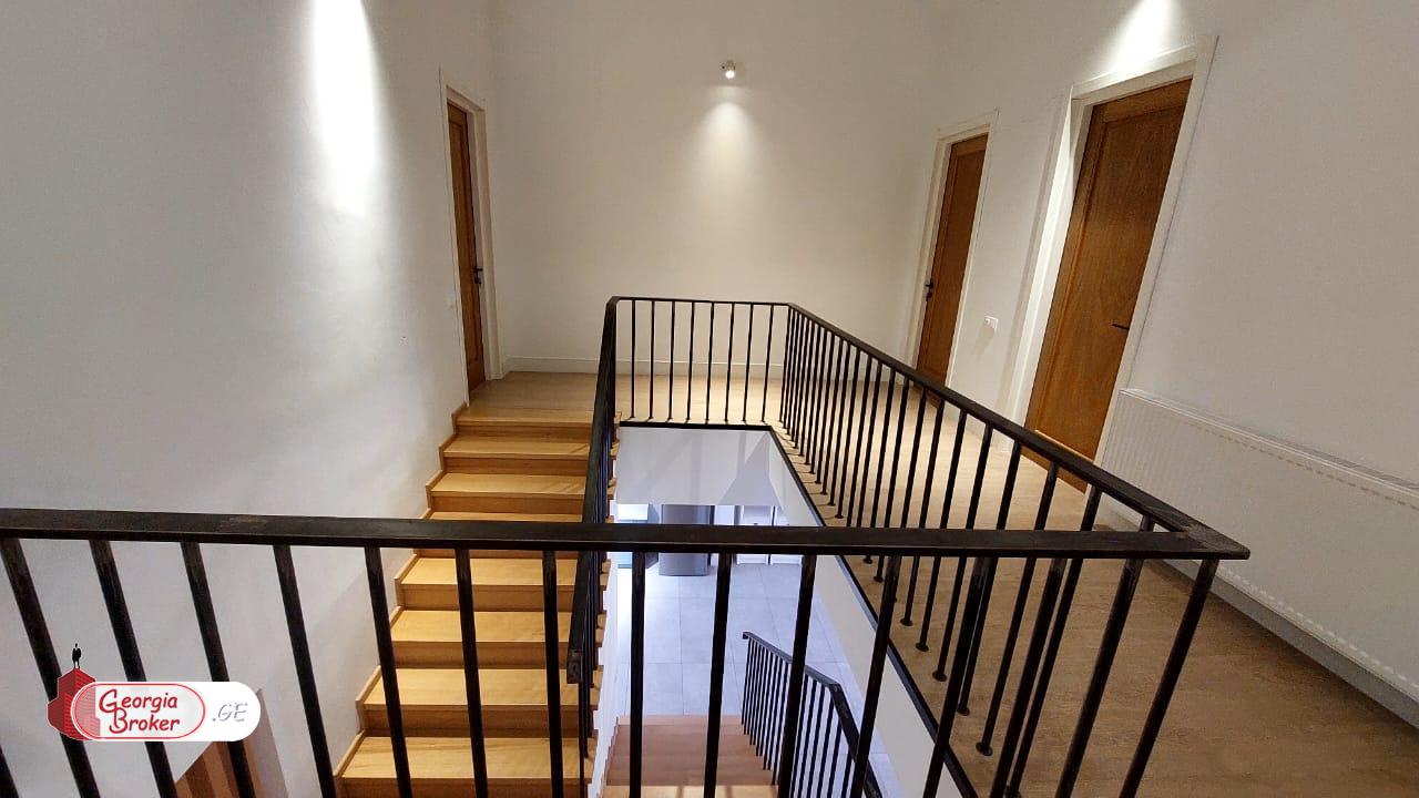 იყიდება ახალი გარემონტებული 7 ოთახიანი სახლი დიღომი 8ში